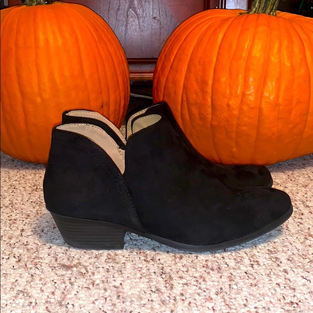 NWT Unr8ted black bootie